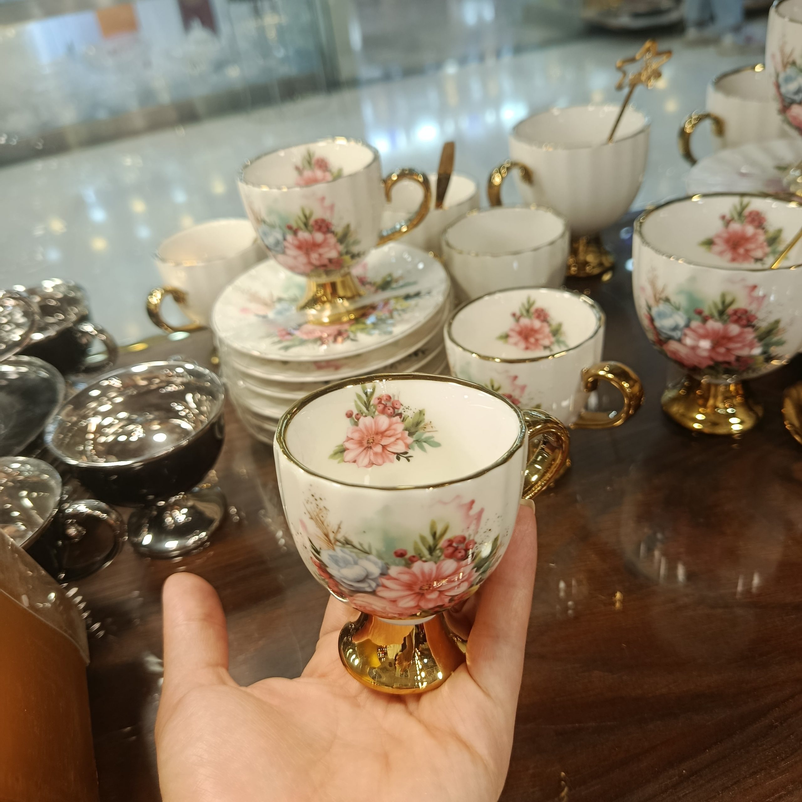 سرویس فنجان و نعلبکی قهوه خوری لوکس چینی سرامیکی 12 پارچه طرح گل‌دار صورتی آبی و پایه طلایی (کپی)